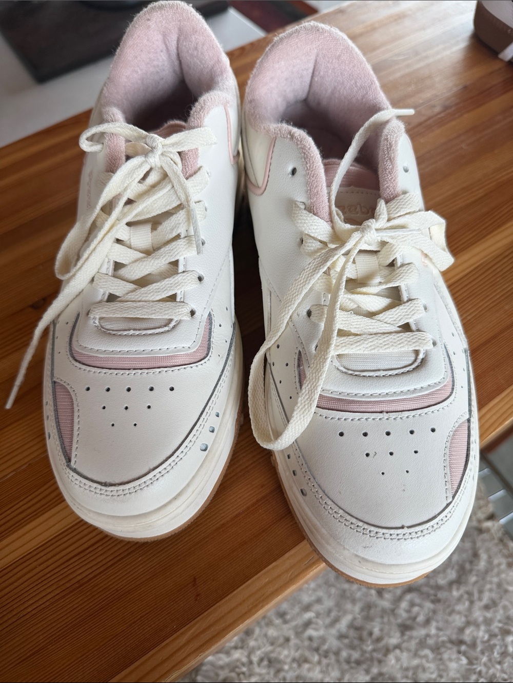 Reebok White and Pink Women's Sneakers size 10